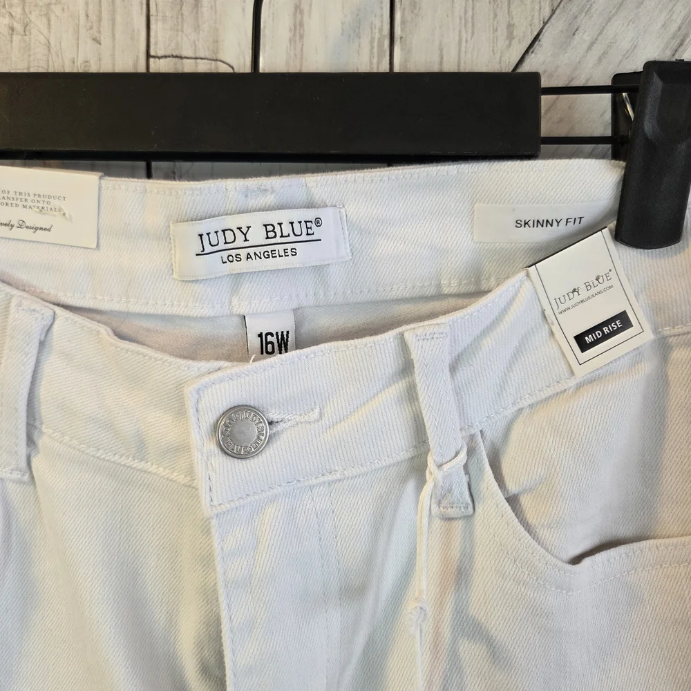 NWT Judy Blue Women's White Cropped Jeans - Picture 3 of 6